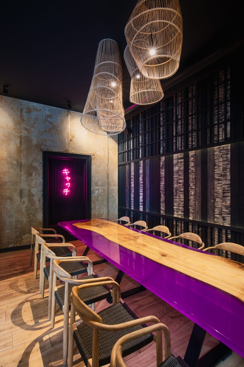 The Catch 日式酒吧餐廳空間設(shè)計“霓虹燈和漫畫”風格