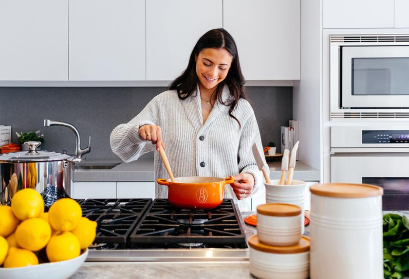 Вкусно 食品連鎖零售商品牌vi形象設(shè)計包裝設(shè)計,手寫字體+豐富配色營造食欲感 Вкусно 食品連鎖零售商品牌vi形象設(shè)計包裝設(shè)計,手寫字體+豐富配色營造食欲感