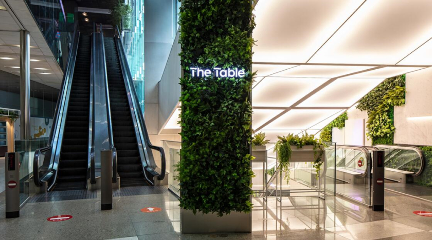 The Table 電信品牌vi視覺識別設(shè)計空間設(shè)計及導視,與桌子結(jié)合的長長的T型水平線元素 The Table 電信品牌vi視覺識別設(shè)計空間設(shè)計及導視,與桌子結(jié)合的長長的T型水平線元素