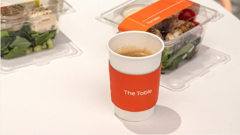 The Table 電信品牌vi視覺識別設(shè)計空間設(shè)計及導視,與桌子結(jié)合的長長的T型水平線元素 The Table 電信品牌vi視覺識別設(shè)計空間設(shè)計及導視,與桌子結(jié)合的長長的T型水平線元素