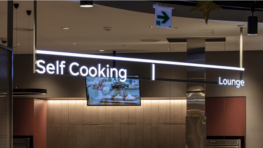 The Table 電信品牌vi視覺識別設(shè)計空間設(shè)計,與桌子結(jié)合的長長的T型水平線元素 The Table 電信品牌vi視覺識別設(shè)計空間設(shè)計,與桌子結(jié)合的長長的T型水平線元素