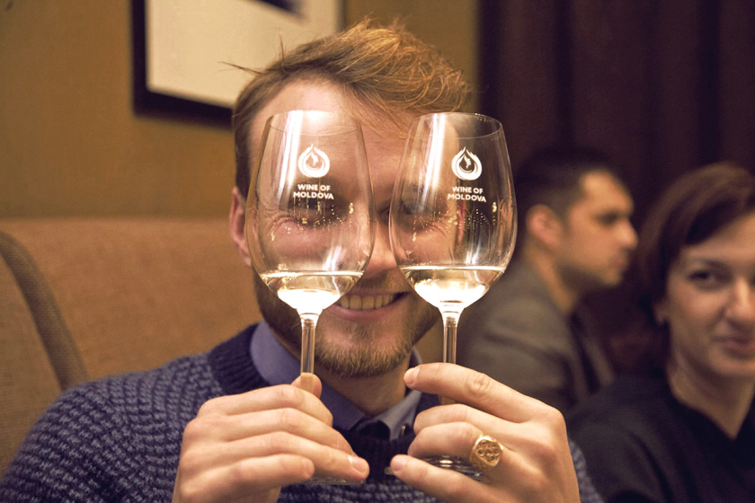 摩爾多瓦釀酒師協(xié)會(huì)logo設(shè)計(jì)“地圖+酒滴+葡萄+白鸛展翅+火”