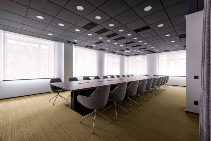 Privat 銀行辦公室空間設(shè)計，開放式空間設(shè)計分隔及充分的綠化