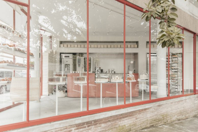 35平三角形小型面包店店鋪空間設(shè)計(jì)，優(yōu)雅精致的土紅色設(shè)計(jì)