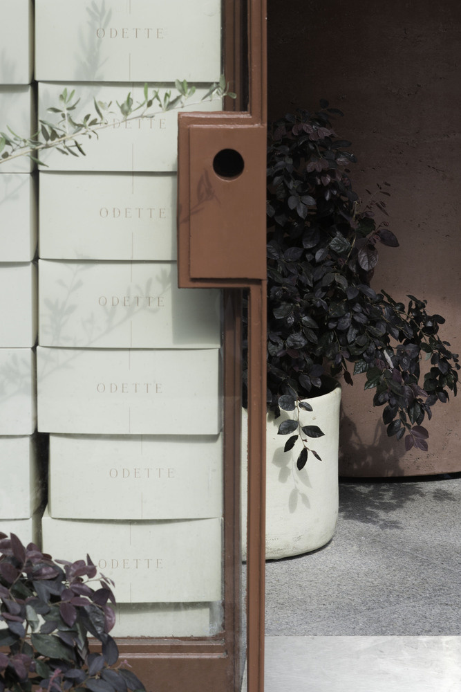 35平三角形小型面包店店鋪空間設(shè)計(jì)，優(yōu)雅精致的土紅色設(shè)計(jì)