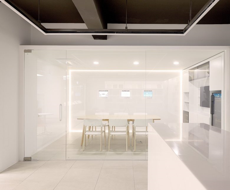 鼓勵(lì)新想法和品牌沉浸感的 Koas 辦公家具陳列空間設(shè)計(jì)