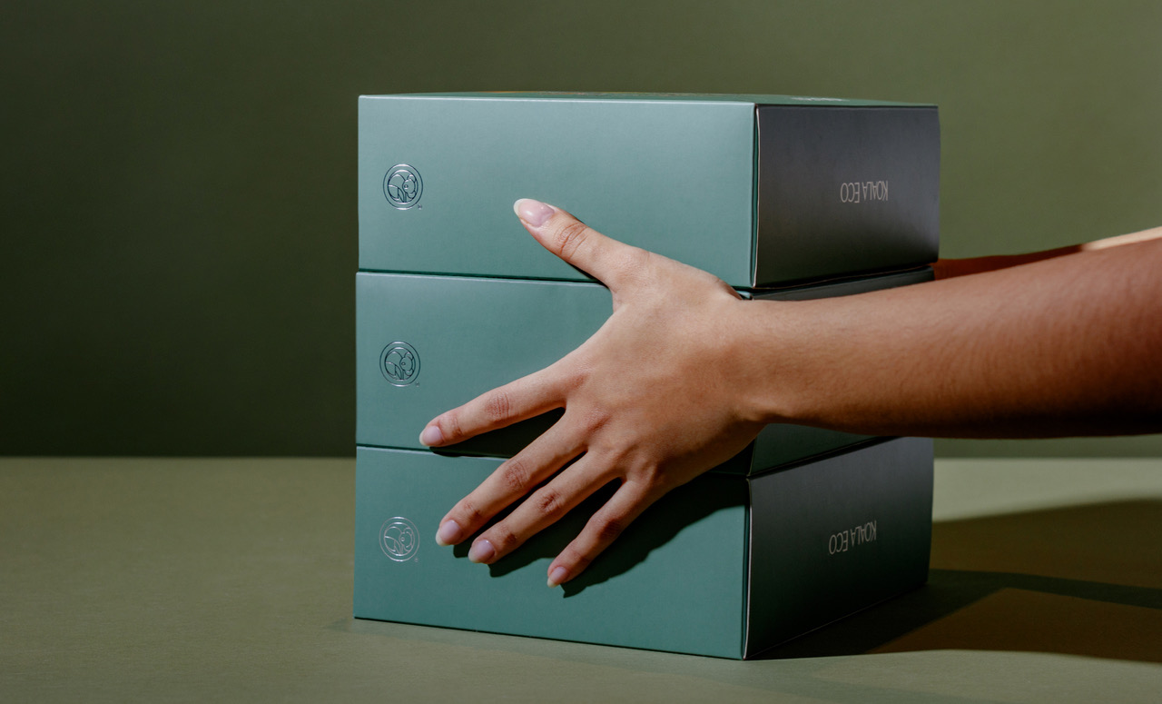 koala 植物精油綠色禮盒包裝設(shè)計,自然精致的植物花卉昆蟲插畫 koala 植物精油綠色禮盒包裝設(shè)計,自然精致的植物花卉昆蟲插畫