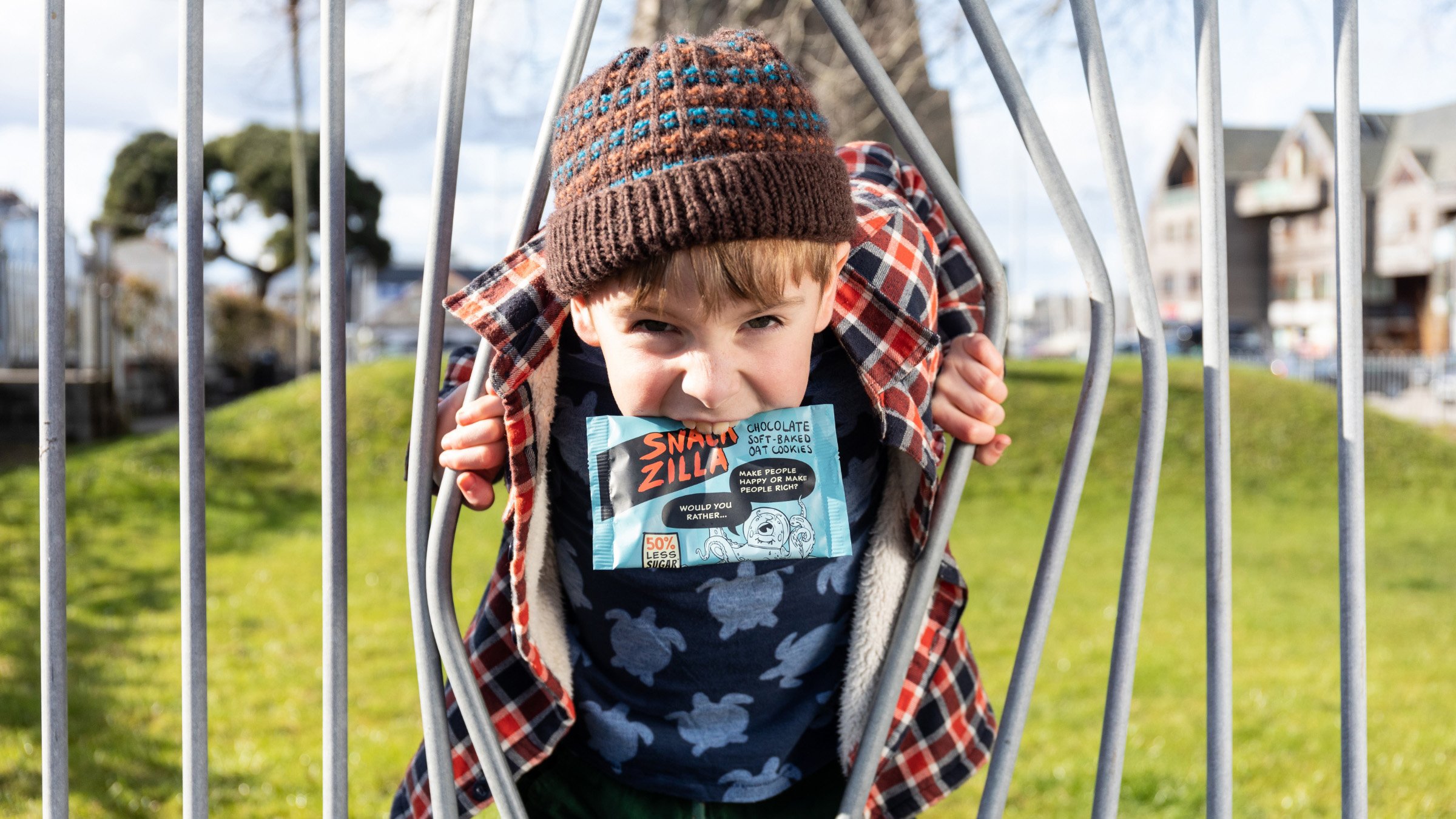 Snackzilla 燕麥餅干兒童低糖零食包裝設(shè)計(jì)，夸張的動(dòng)物線條插畫