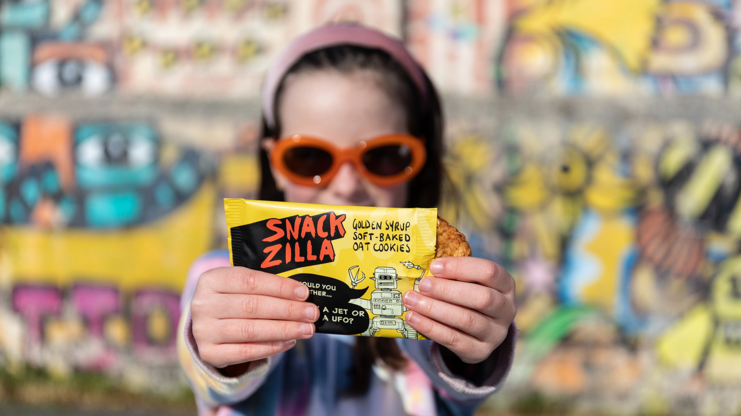 Snackzilla 燕麥餅干兒童低糖零食包裝設(shè)計(jì)，夸張的動(dòng)物線條插畫