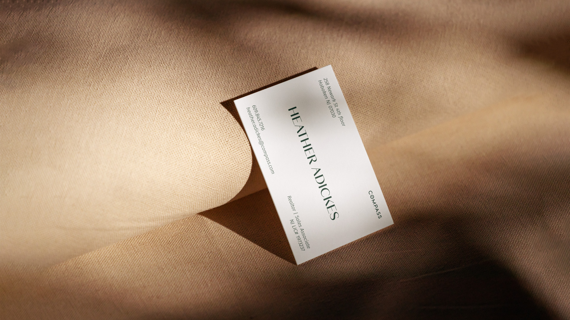 Heather Adickes房地產(chǎn)中介經(jīng)紀人品牌logo設(shè)計形象設(shè)計，字母H+橋梁+房子