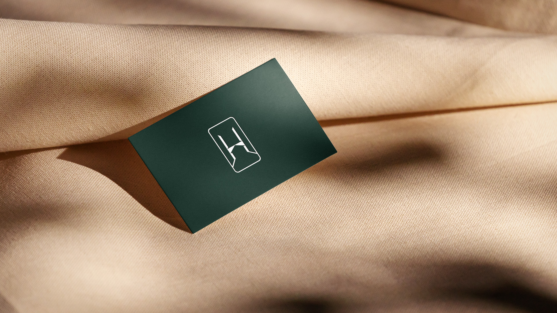 Heather Adickes房地產(chǎn)中介經(jīng)紀人品牌logo設(shè)計形象設(shè)計，字母H+橋梁+房子