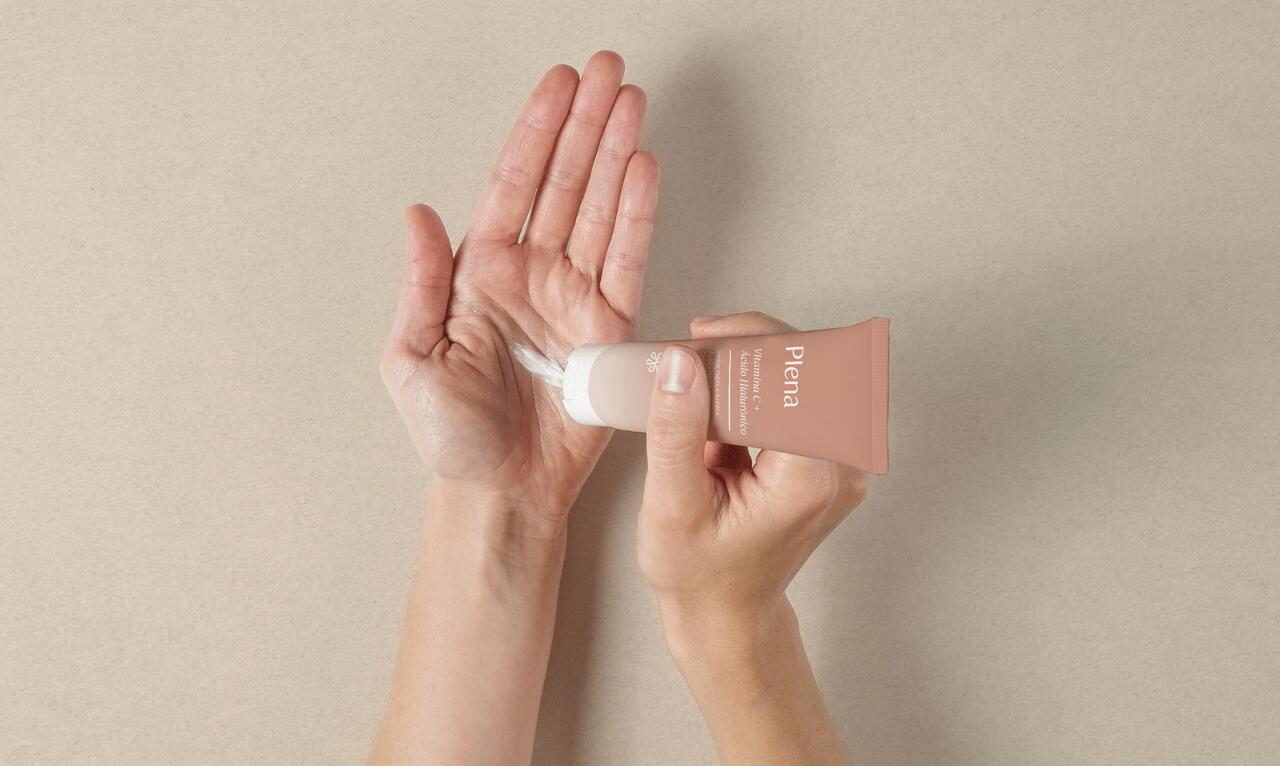 Plena皮膚科美容護(hù)理診所logo設(shè)計品牌vi形象設(shè)計，綠粉雙色漸變風(fēng)格