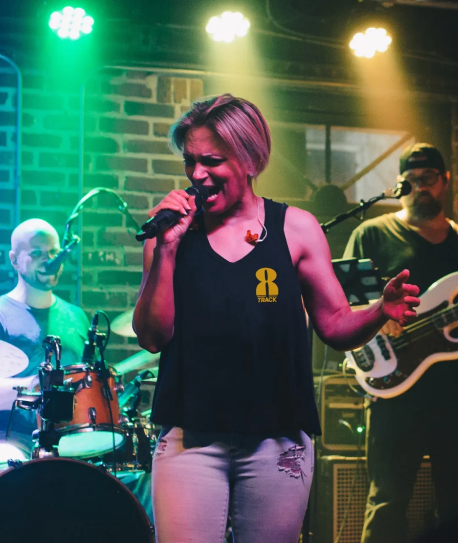 8TRACK香料朗姆酒品牌創(chuàng)建-logo設(shè)計(jì)包裝設(shè)計(jì)，結(jié)合音樂文化線條時(shí)尚插畫元素