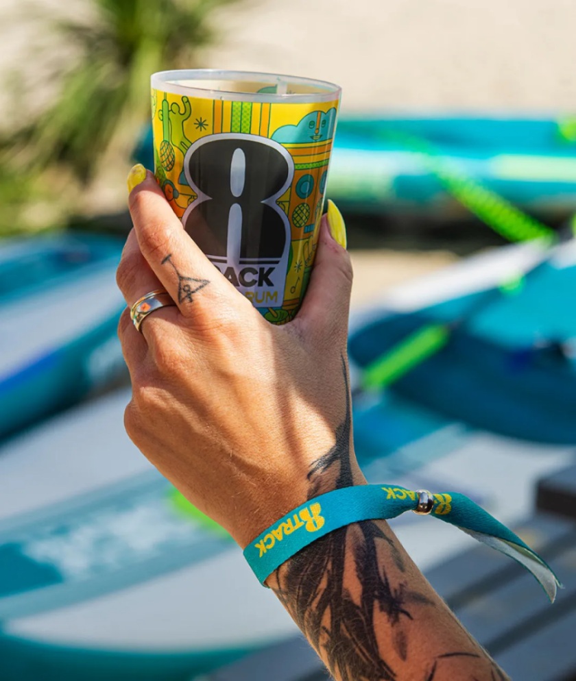 8TRACK香料朗姆酒品牌創(chuàng)建-logo設(shè)計(jì)包裝設(shè)計(jì)，結(jié)合音樂文化線條時(shí)尚插畫元素