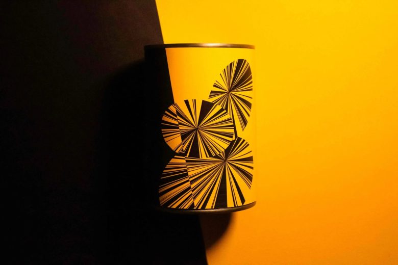 Doppio 食品包裝設計logo設計,黑黃色放射線條組合元素 Doppio 食品包裝設計logo設計,黑黃色放射線條組合元素