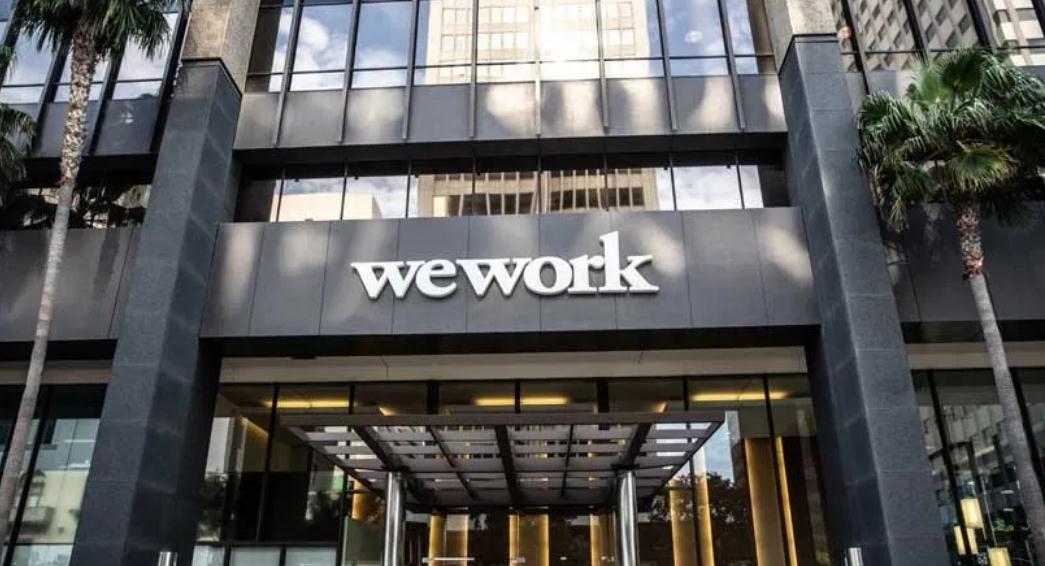2019年1月, WeWork的估值巔峰曾為470億美元,如今已暴跌99%。 2019年1月, WeWork的估值巔峰曾為470億美元,如今已暴跌99%。