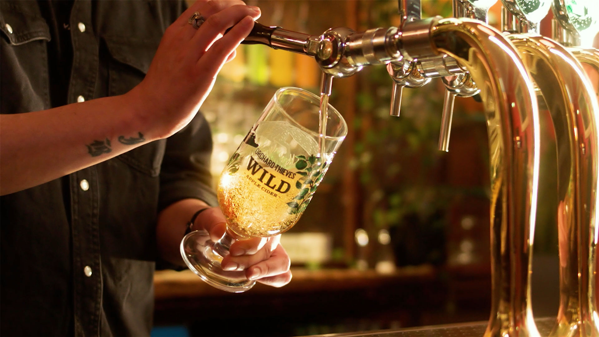 “果園小偷”野生蘋果酒品牌創(chuàng)建策劃狐貍插畫包裝設計電視廣告及宣傳推廣 “果園小偷”野生蘋果酒品牌創(chuàng)建策劃狐貍插畫包裝設計電視廣告及宣傳推廣