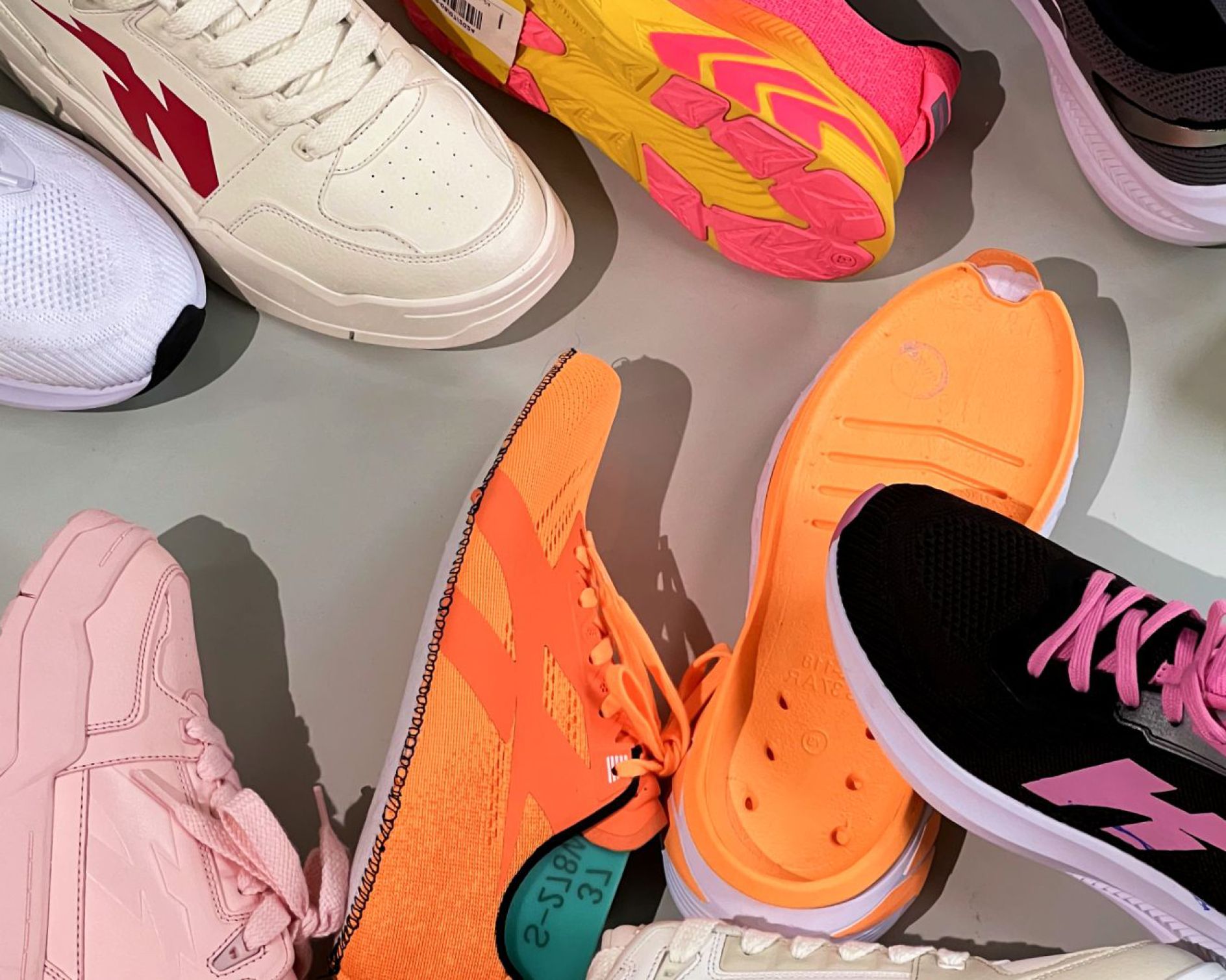 Hunter 越南運動鞋品牌視覺形象設(shè)計logo設(shè)計,動態(tài)字母H Hunter 越南運動鞋品牌視覺形象設(shè)計logo設(shè)計,動態(tài)字母H